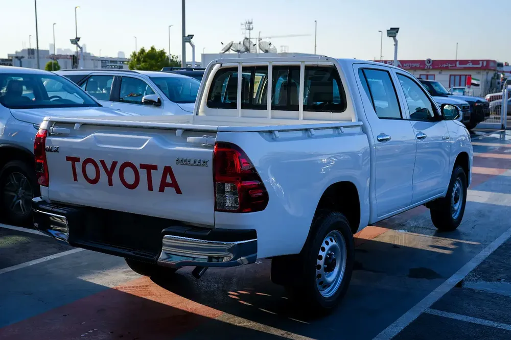 Toyota Hilux 2.4 Double Cab Manual DLX 2026 GCC Specs - Image 4