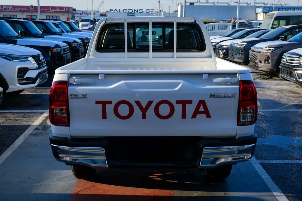 Toyota Hilux 2.4 Double Cab Manual DLX 2026 GCC Specs - Image 5