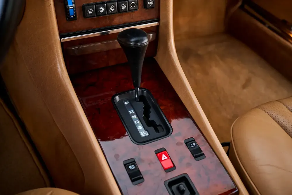 Mercedes-Benz 560 SL - Image 13