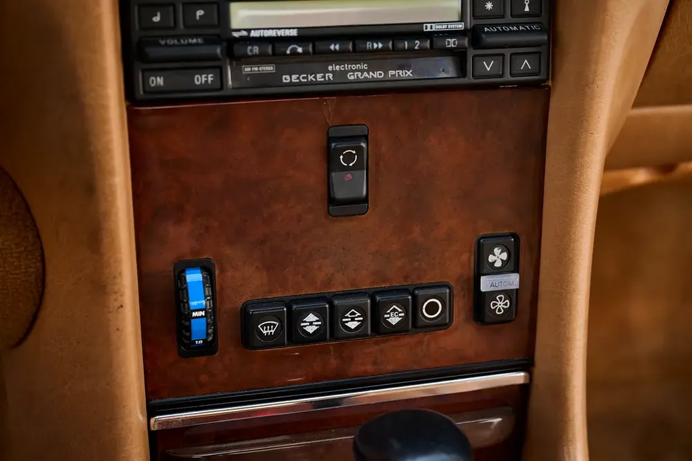 Mercedes-Benz 560 SL - Image 14
