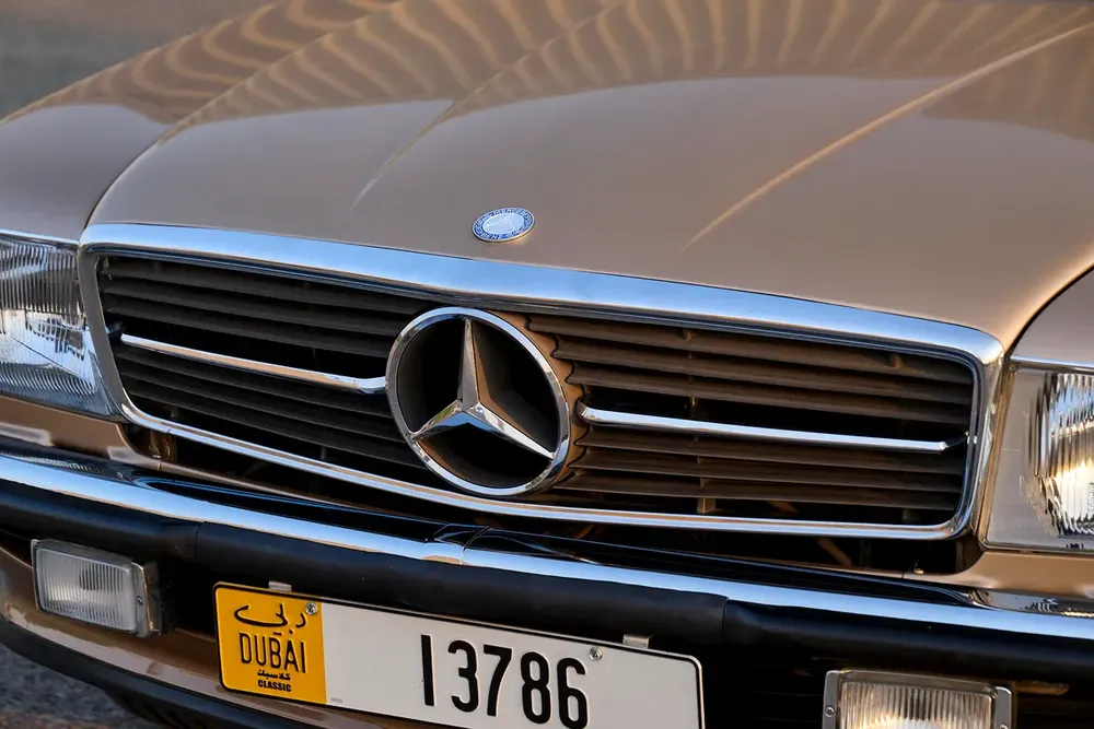 Mercedes-Benz 560 SL - Image 16