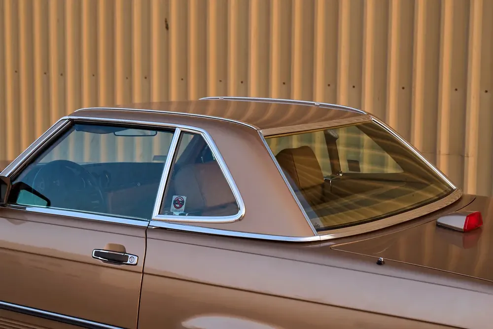 Mercedes-Benz 560 SL - Image 17