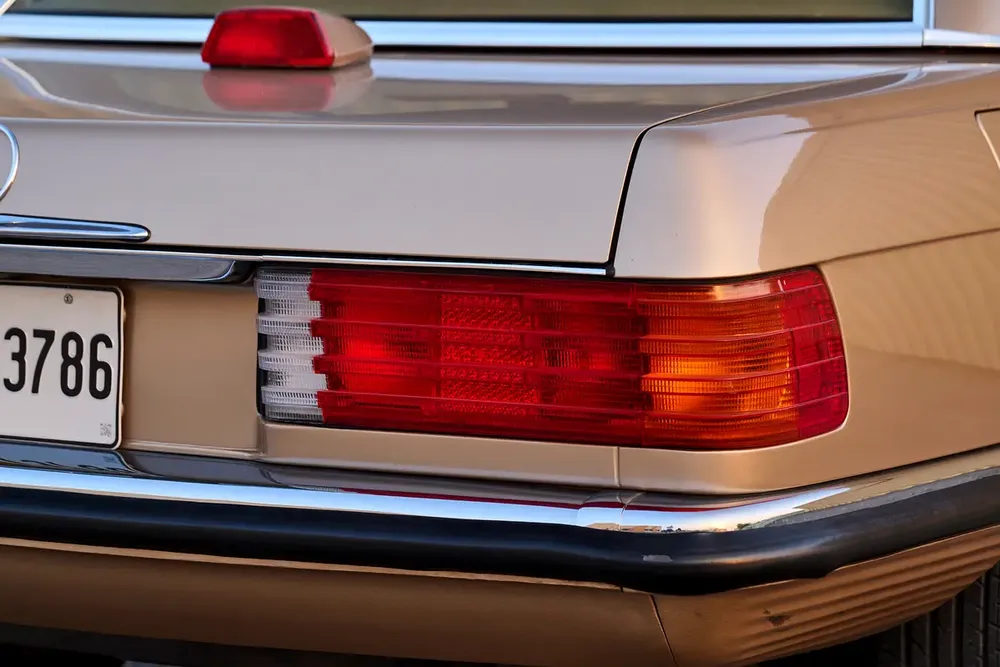 Mercedes-Benz 560 SL - Image 18