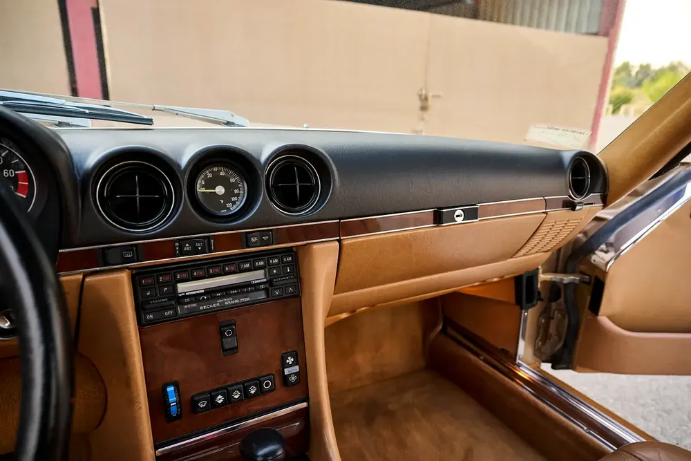 Mercedes-Benz 560 SL - Image 19
