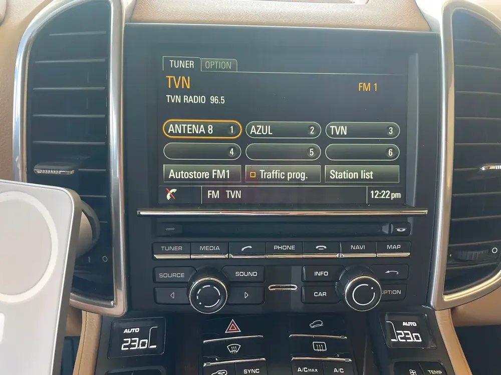 Porsche Cayenne E-Hybrid with Porsche Warranty - Image 10