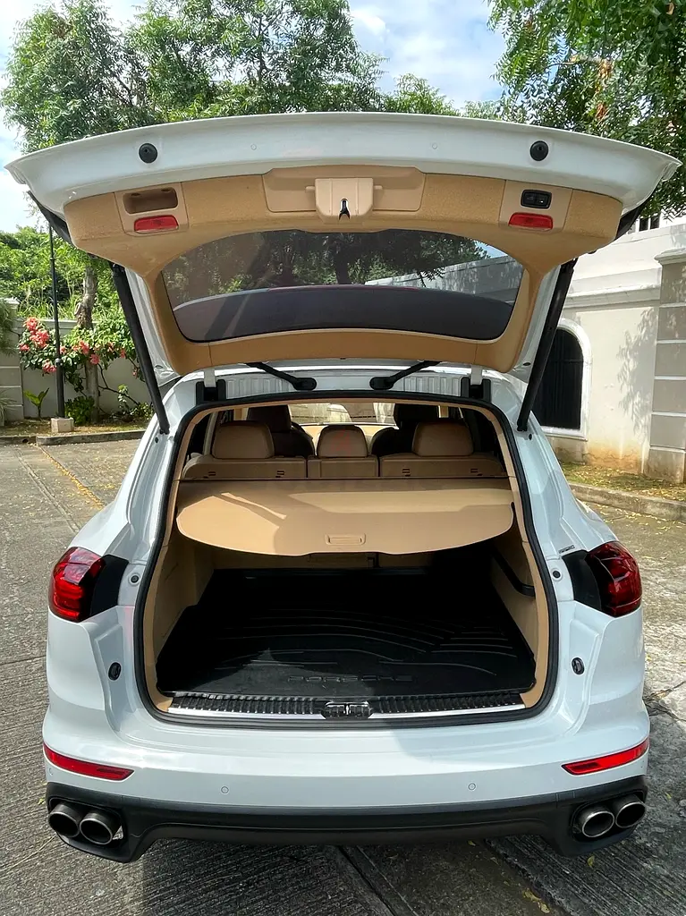 Porsche Cayenne E-Hybrid with Porsche Warranty - Image 4