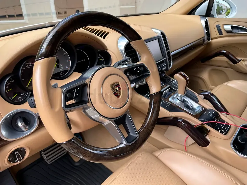 Porsche Cayenne E-Hybrid with Porsche Warranty - Image 5