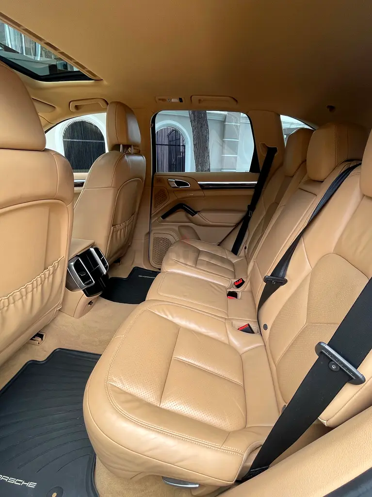 Porsche Cayenne E-Hybrid with Porsche Warranty - Image 6