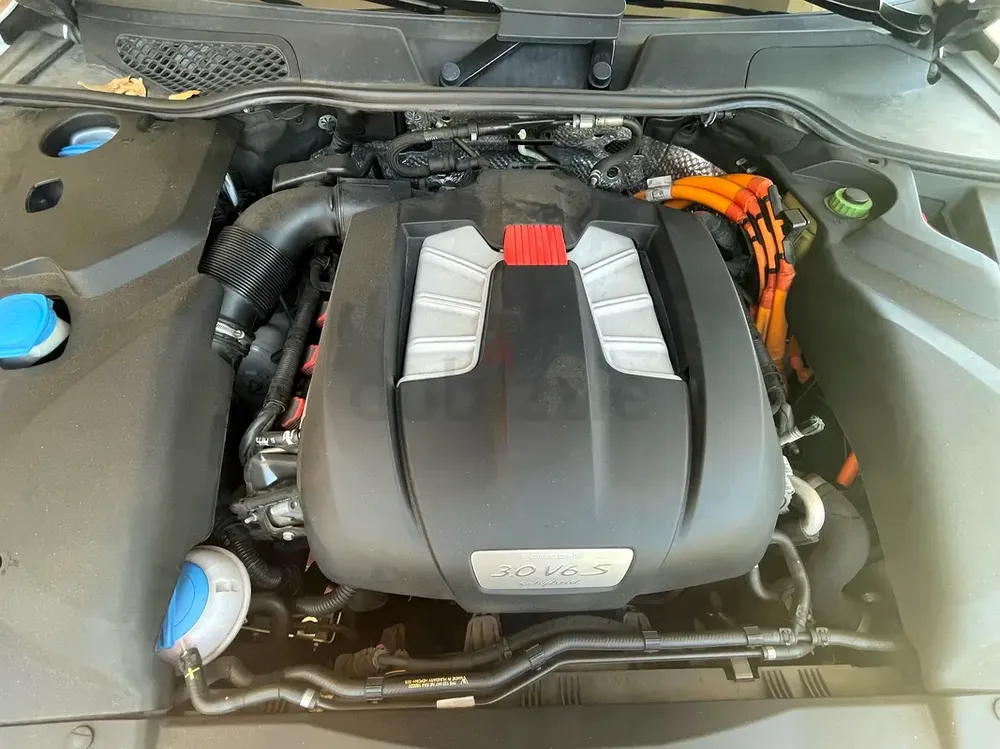 Porsche Cayenne E-Hybrid with Porsche Warranty - Image 9