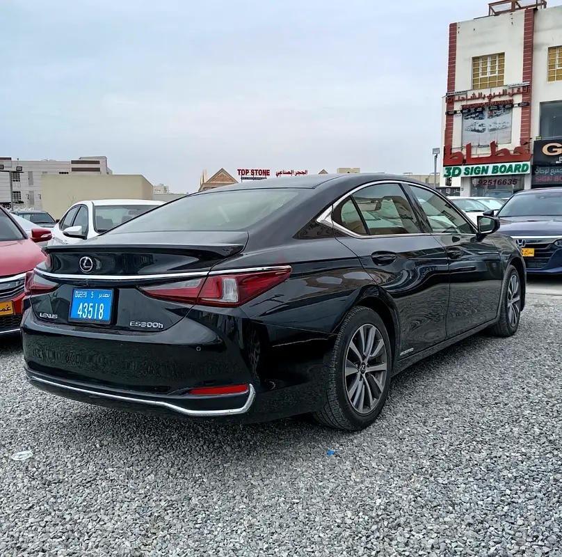Lexus ES 300 h,  2020, GCC. - Image 5