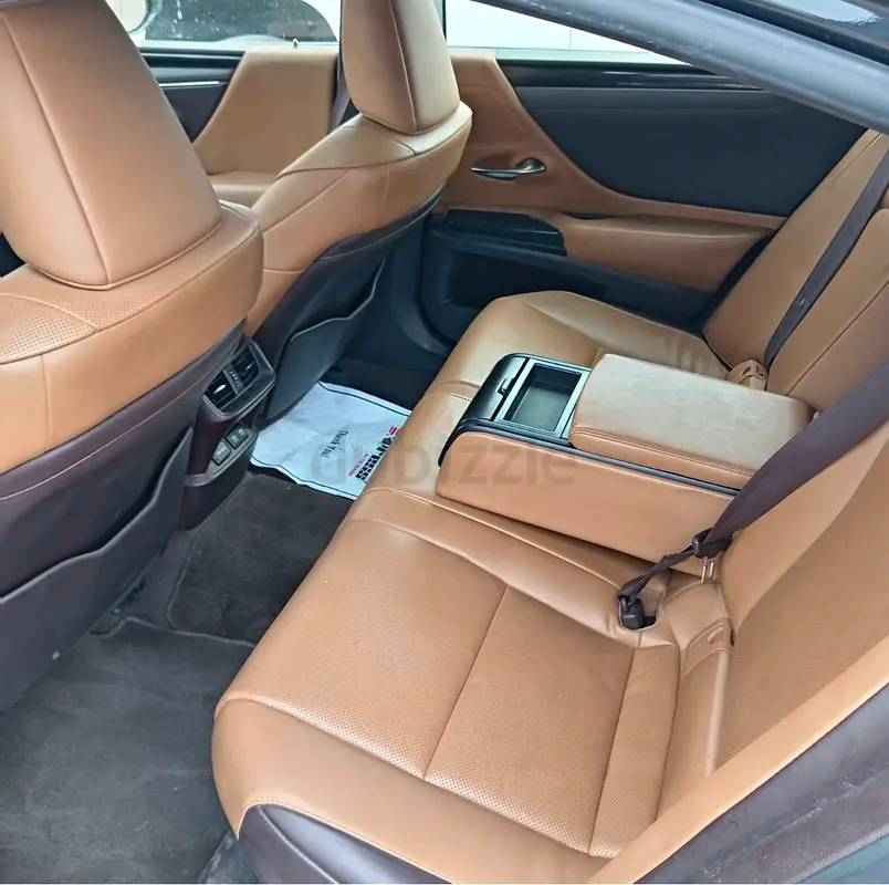 Lexus ES 300 h,  2020, GCC. - Image 7