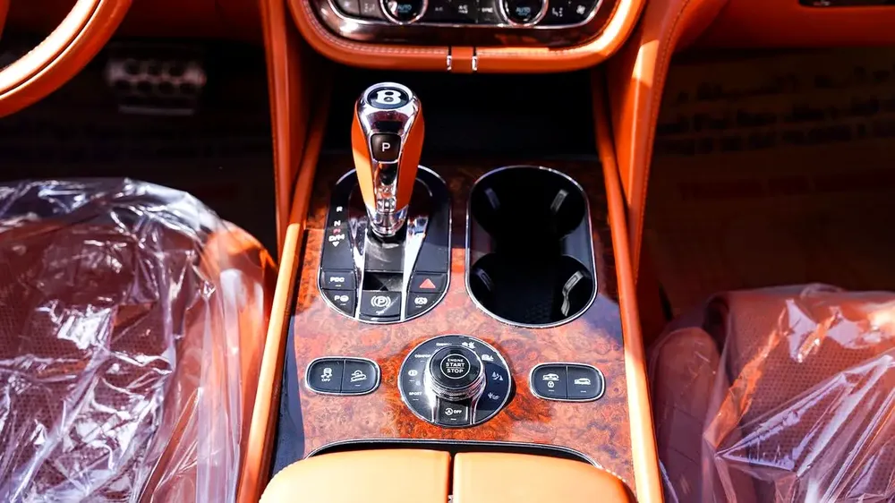 Bentley Bentayga, Gulf, original paint, original checks, in excellent condition - Image 10