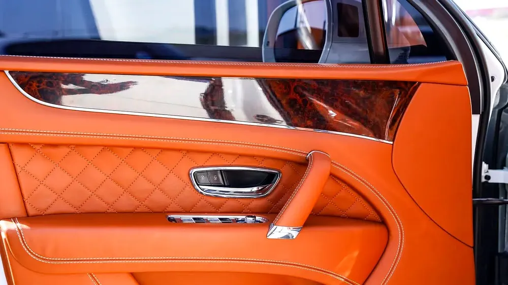 Bentley Bentayga, Gulf, original paint, original checks, in excellent condition - Image 12