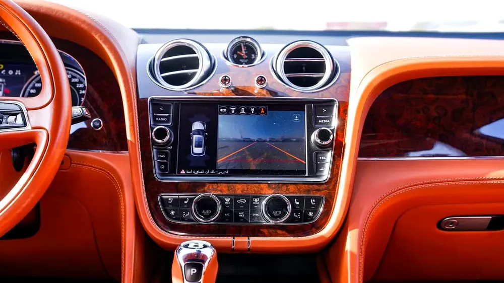 Bentley Bentayga, Gulf, original paint, original checks, in excellent condition - Image 9