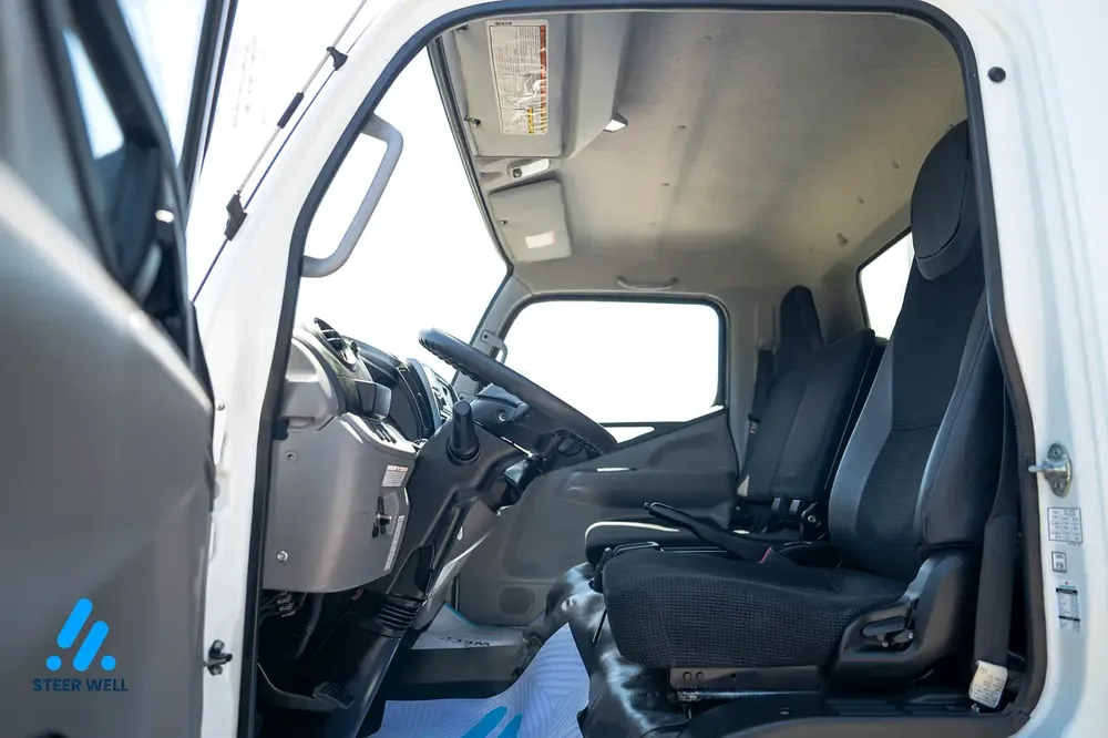 2021 Mitsubishi Canter  Chiller Box 3.0L Diesel– GCC Specs – Perfect Condition! - Image 10
