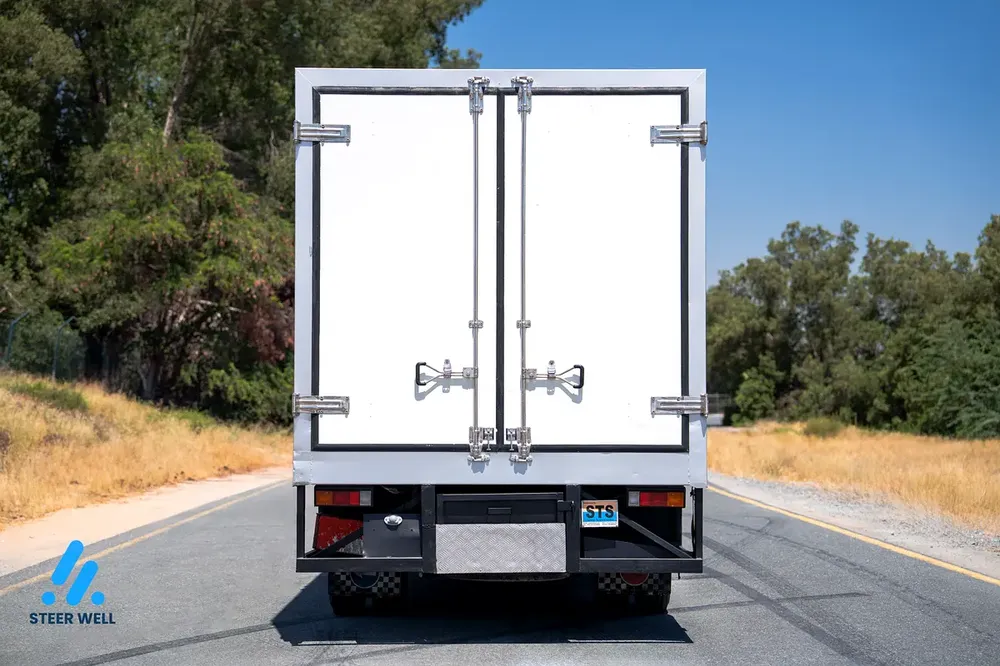 2021 Mitsubishi Canter  Chiller Box 3.0L Diesel– GCC Specs – Perfect Condition! - Image 7