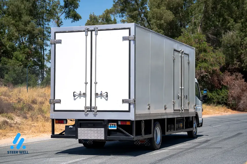 2021 Mitsubishi Canter  Chiller Box 3.0L Diesel– GCC Specs – Perfect Condition! - Image 8