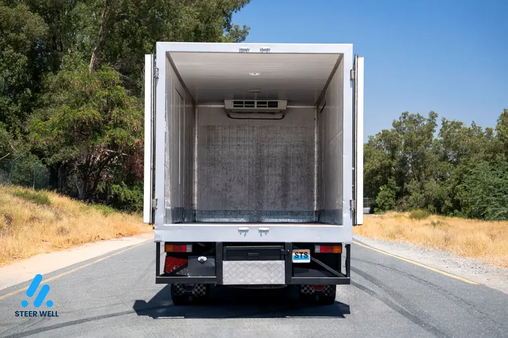 2021 Mitsubishi Canter  Chiller Box 3.0L Diesel– GCC Specs – Perfect Condition! - Image 9