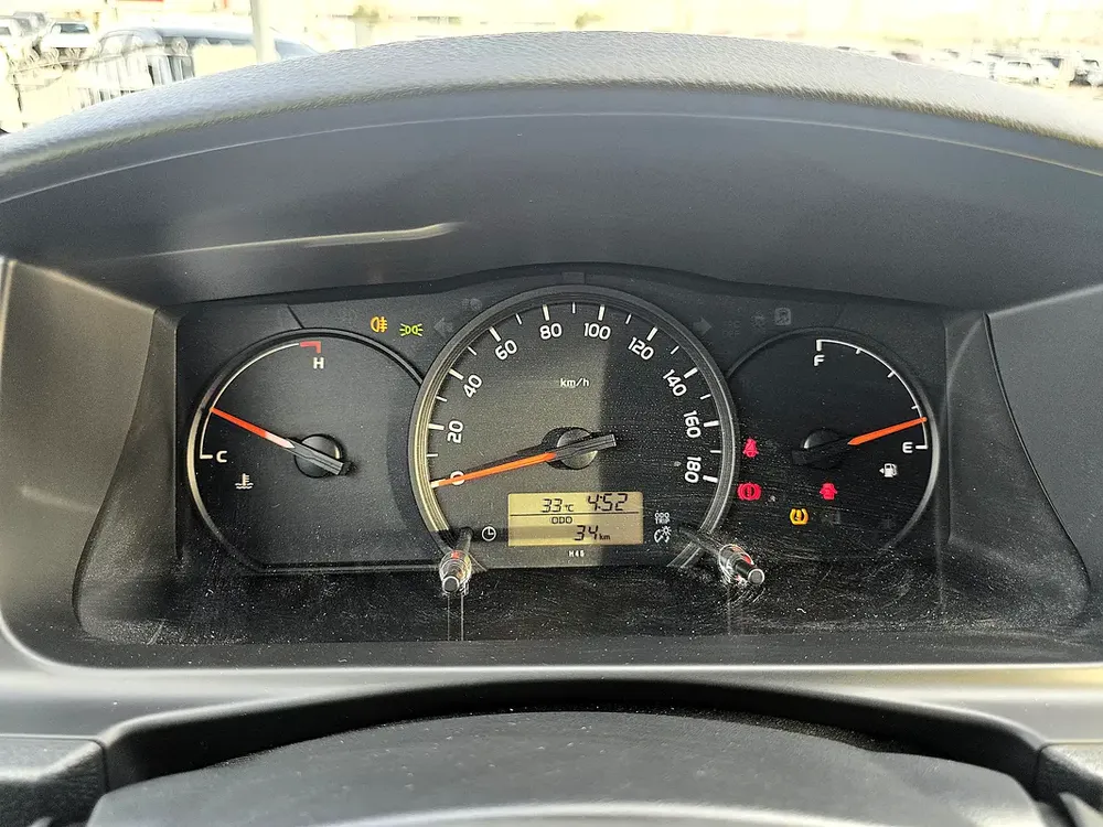 Toyota Hiace High Roof Old Shape Cargo 2.7l petrol RWD 3 SEATS Gcc speces 2025 Model - Image 12