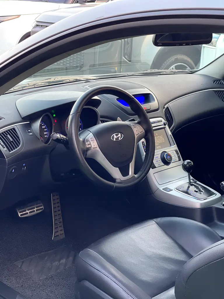 Hyundai Genesis 2010 GCC | Luxury Sedan | Low KM | Excellent Condition - Image 8
