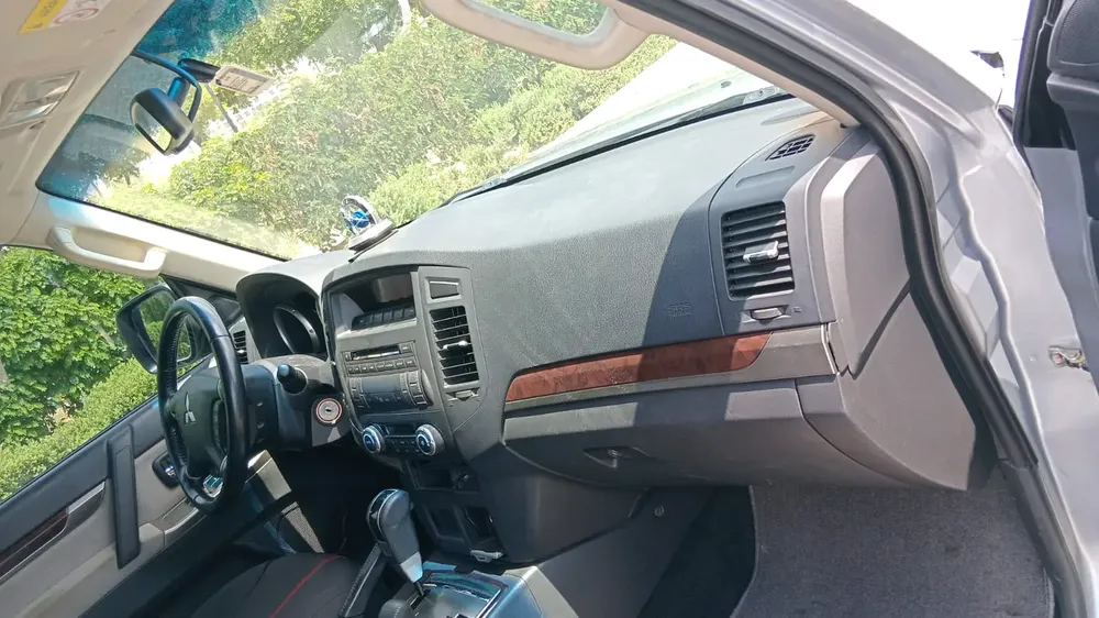 Mitsubishi Pajero V6 3.5 GLS 2014 GCC Specs Lady Driven - Image 11