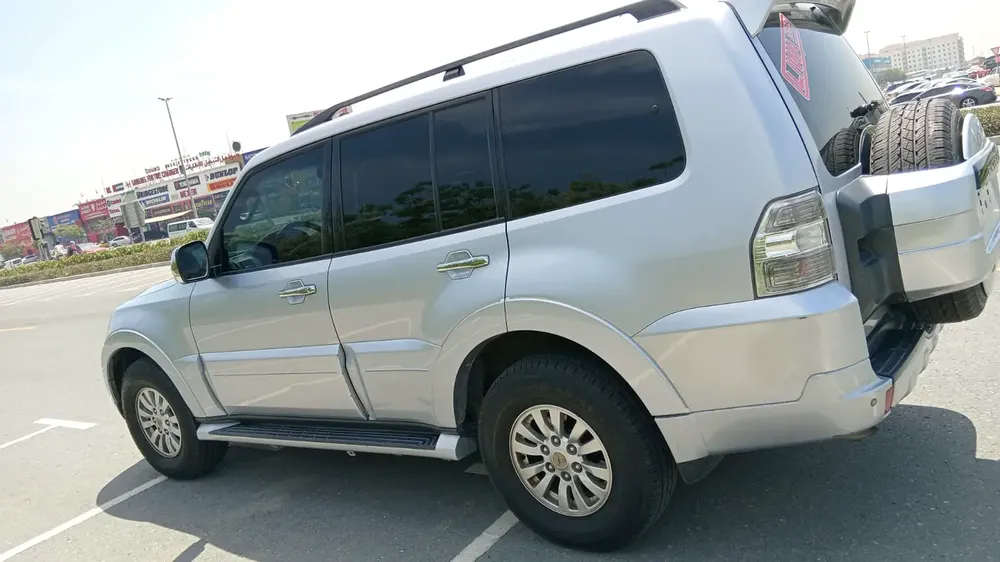 Mitsubishi Pajero V6 3.5 GLS 2014 GCC Specs Lady Driven - Image 7