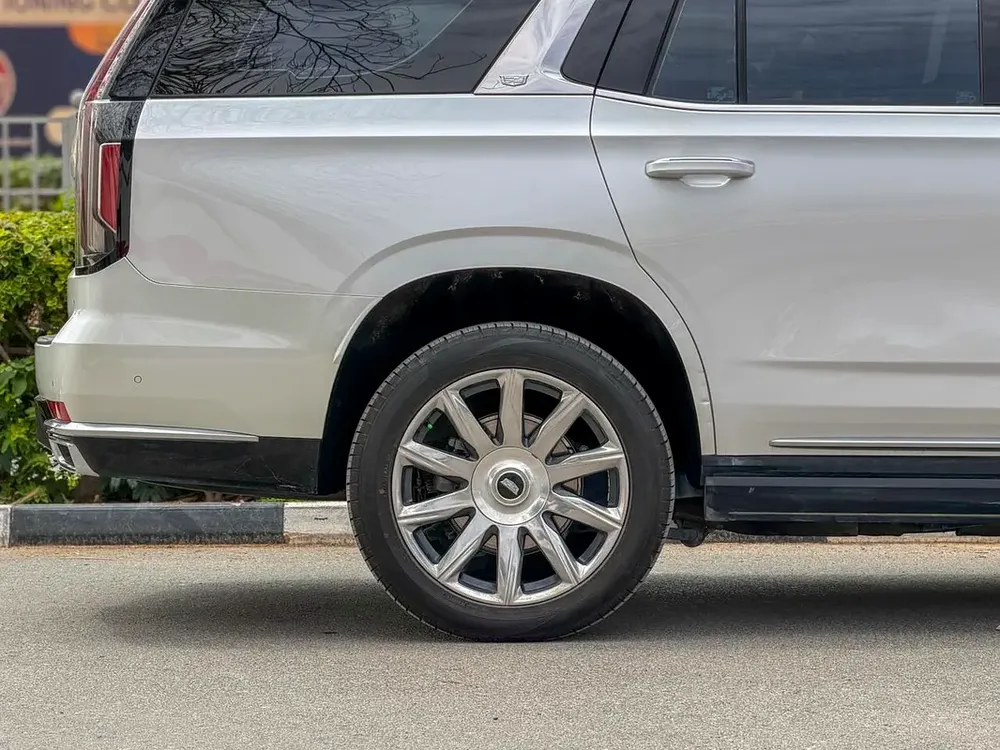 Cadillac Escalade Luxury 2023 GCC Specs - Image 8