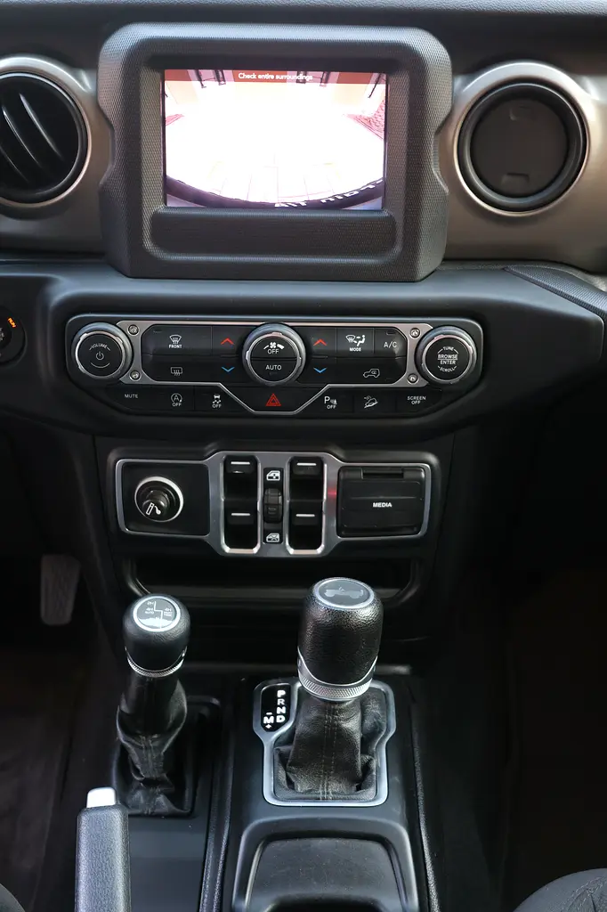 JEEP WRANGLER -unlimited sport 2018-129000KM-GCC SPECS-FULL SERVICE HISTORY-EXCELLENT CONDITION - Image 15