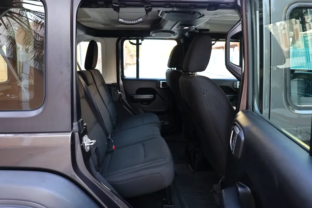 JEEP WRANGLER -unlimited sport 2018-129000KM-GCC SPECS-FULL SERVICE HISTORY-EXCELLENT CONDITION - Image 19