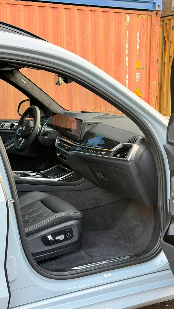 2025 BMW X7 xDrive 40i - Image 18