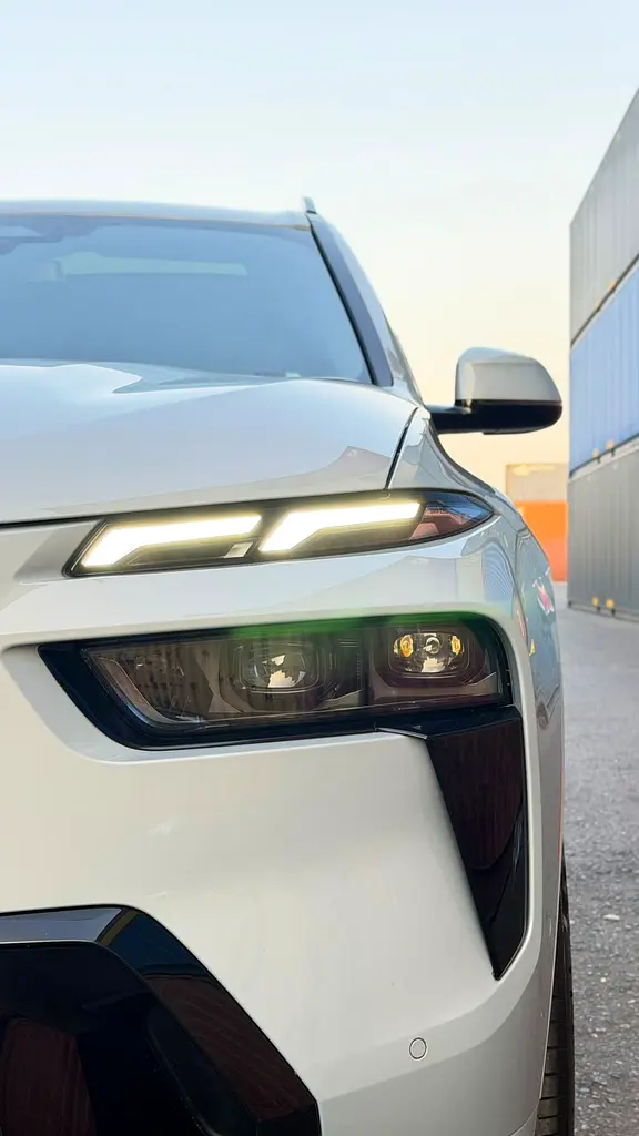 2025 BMW X7 xDrive 40i - Image 6