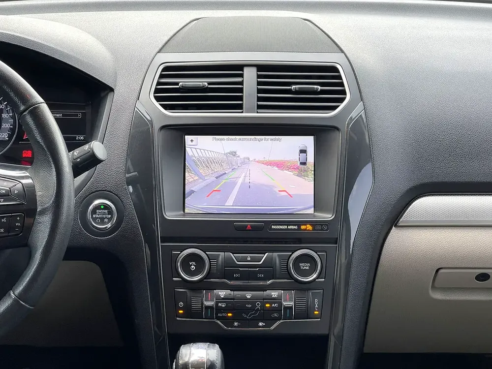 UNLIMITED MILEAGE WARRANTY / 4WD + NAVIGATION + CAMERA + CRUISE CONTROL / IN HOUSE FINANCE - Image 10