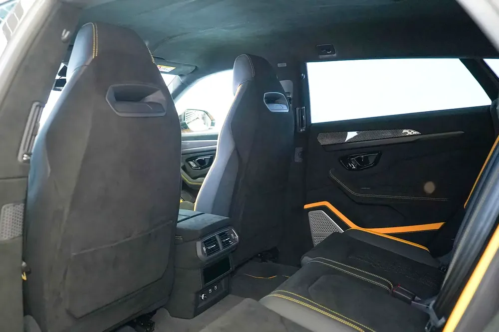 URUS PERFORMANTE | AKRAPOVIC EXHAUST | CARBON BONNET | CARBON INTERIOR AND EXTERIOR - Image 12