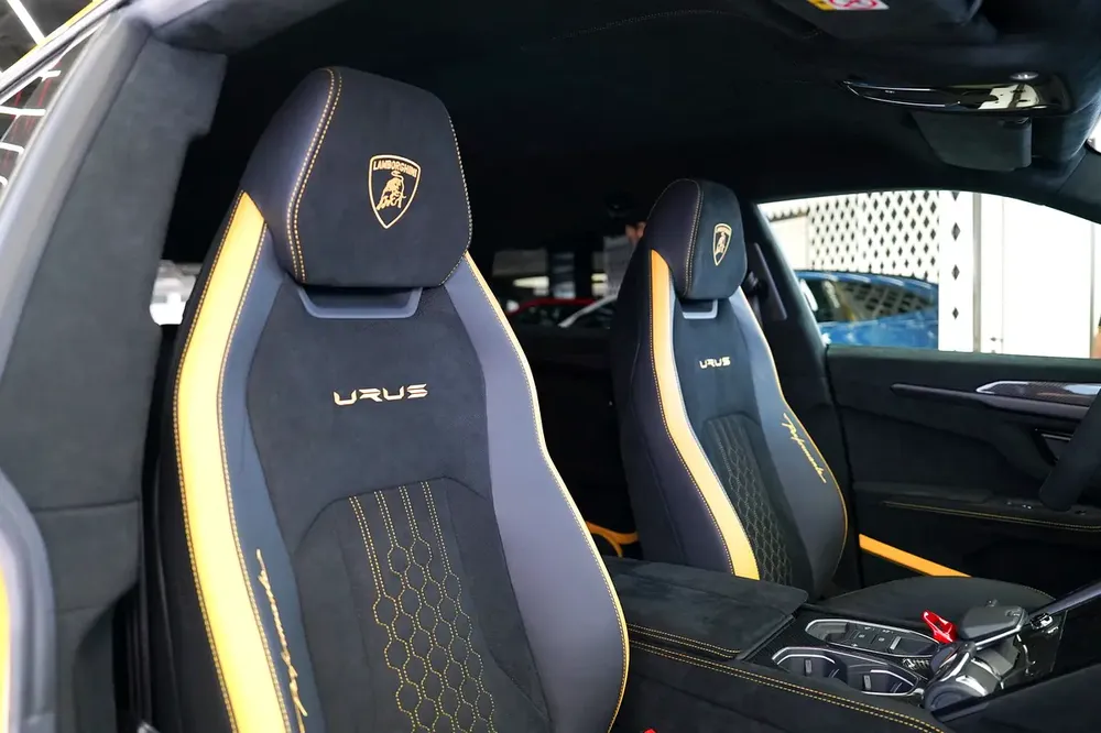 URUS PERFORMANTE | AKRAPOVIC EXHAUST | CARBON BONNET | CARBON INTERIOR AND EXTERIOR - Image 15