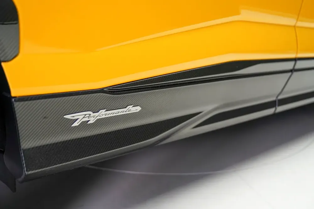 URUS PERFORMANTE | AKRAPOVIC EXHAUST | CARBON BONNET | CARBON INTERIOR AND EXTERIOR - Image 16