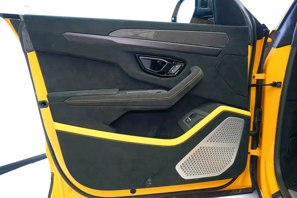 URUS PERFORMANTE | AKRAPOVIC EXHAUST | CARBON BONNET | CARBON INTERIOR AND EXTERIOR - Image 6