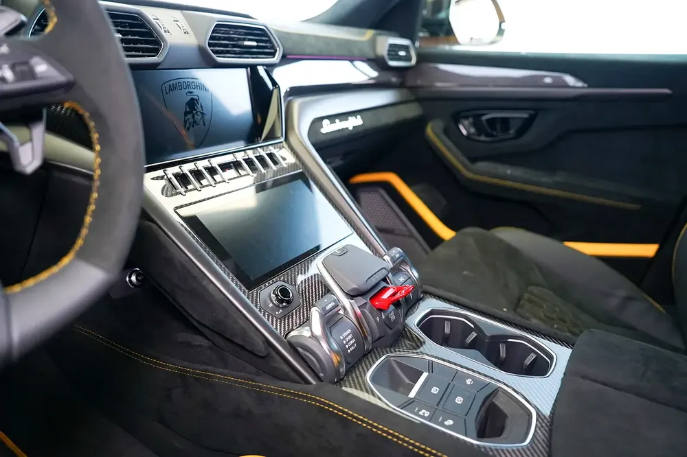 URUS PERFORMANTE | AKRAPOVIC EXHAUST | CARBON BONNET | CARBON INTERIOR AND EXTERIOR - Image 9