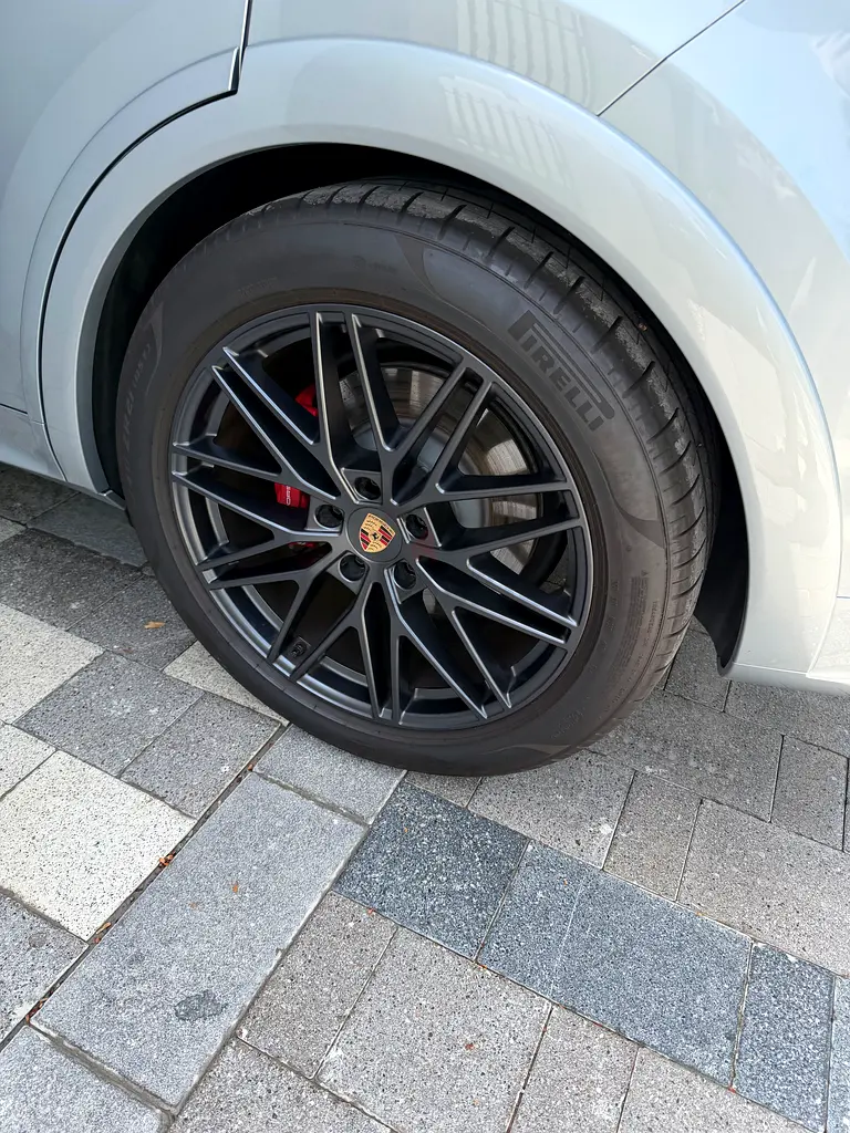 New Cayenne GTS - Porsche Silver - brand new - Image 4