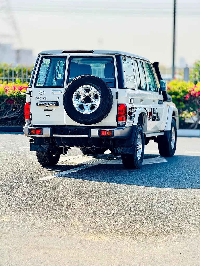 TOYOTA LAND CRUISER LC 76 V8 4.5L GCC NEW CAR 2022 - Image 19