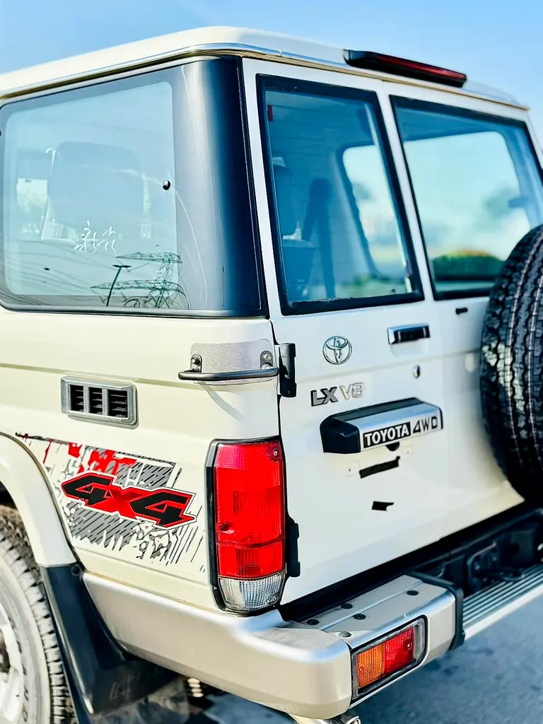 TOYOTA LAND CRUISER LC 76 V8 4.5L GCC NEW CAR 2022 - Image 9