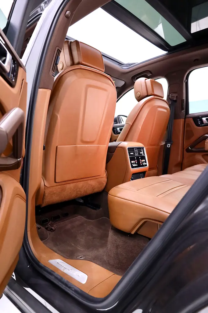 PORSCHE CAYENNE GCC FULLY LOADED + FULL SERVICE HISTORY - Image 15