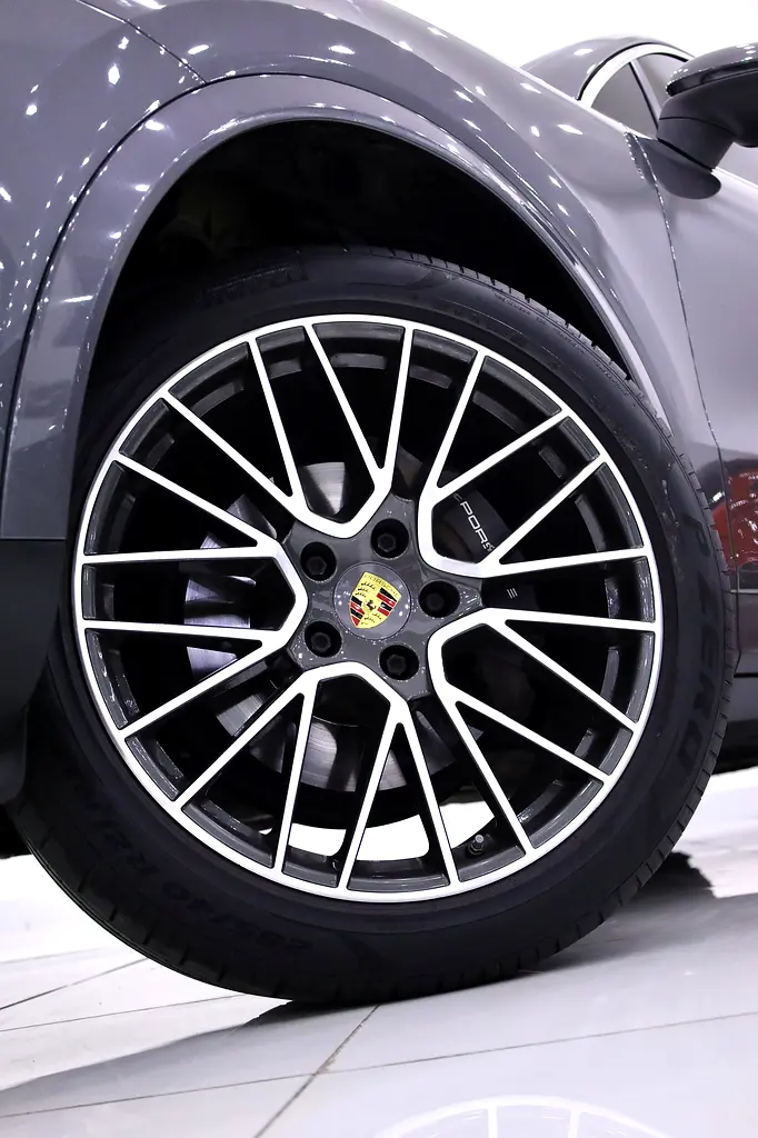 PORSCHE CAYENNE GCC FULLY LOADED + FULL SERVICE HISTORY - Image 17