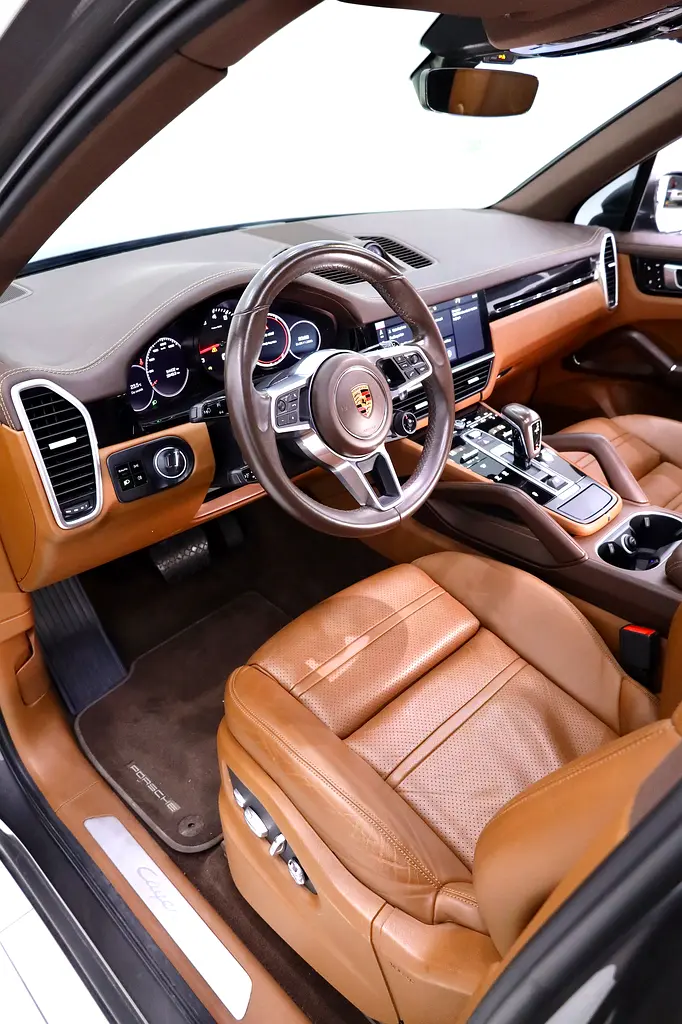 PORSCHE CAYENNE GCC FULLY LOADED + FULL SERVICE HISTORY - Image 5