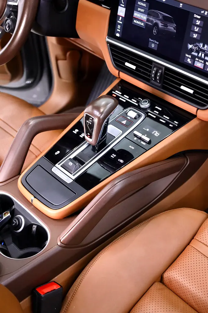 PORSCHE CAYENNE GCC FULLY LOADED + FULL SERVICE HISTORY - Image 6