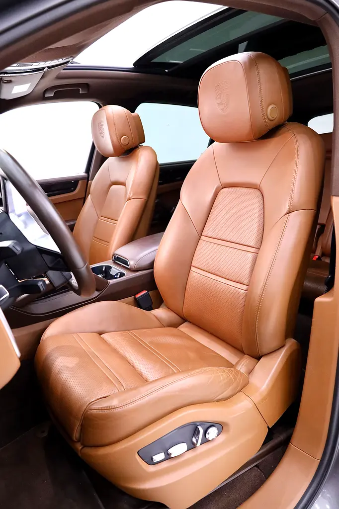 PORSCHE CAYENNE GCC FULLY LOADED + FULL SERVICE HISTORY - Image 7