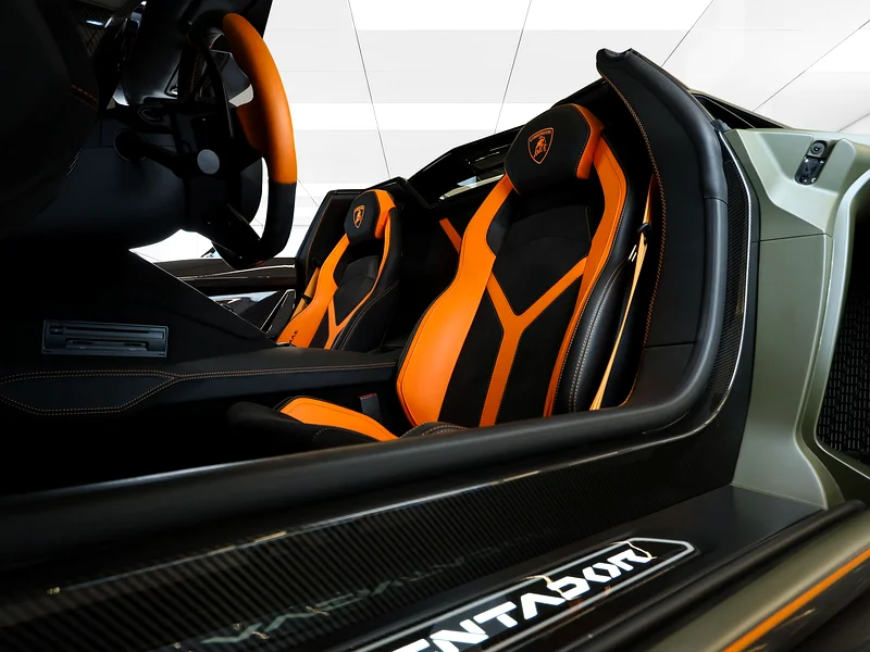 LAMBORGHINI ULTIMAE ROADSTER / GCC / 500 KM ONLY - Image 10