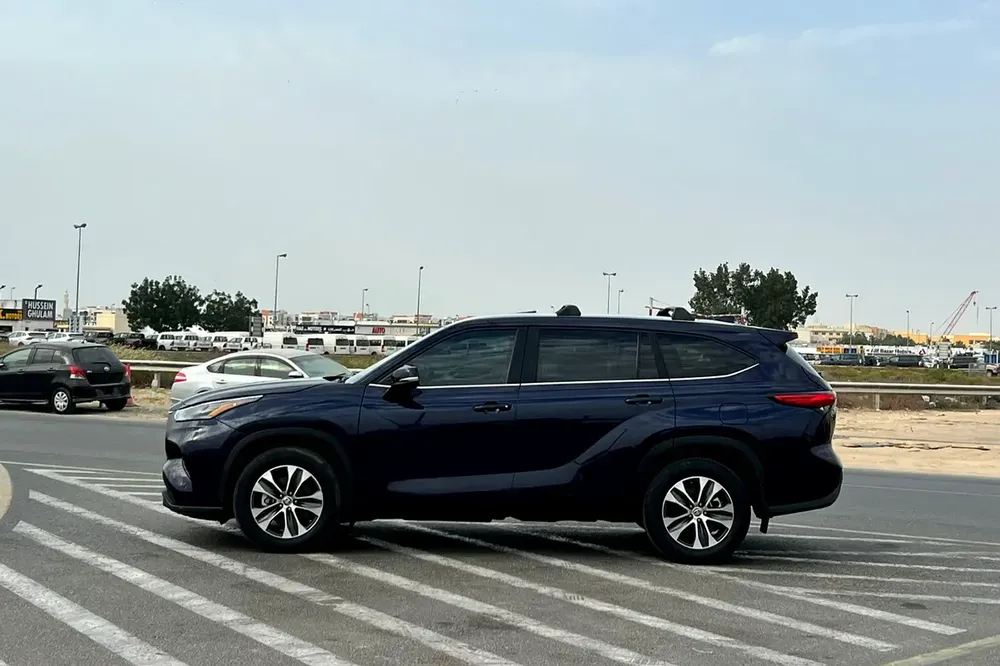2023 Toyota Highlander Hybrid XLE  Full Option  2.5L V4- Sunroof - Rear Camera  Radar Leather Seats - Image 4