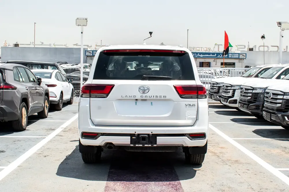 Toyota Land Cruiser VXR HYBRID 2025 GCC Specs - Brand New - Image 4