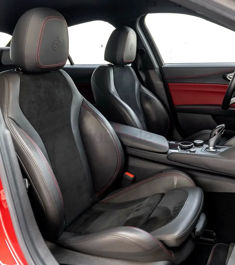 2020 Alfa Romeo Giulia Quadrifoglio | GCC Specs | Carbon Fiber Interior - Image 4
