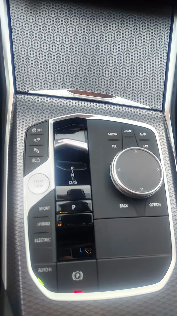 BMW 330e 2025 - Japanese Specs - Hybrid Technology - Image 10